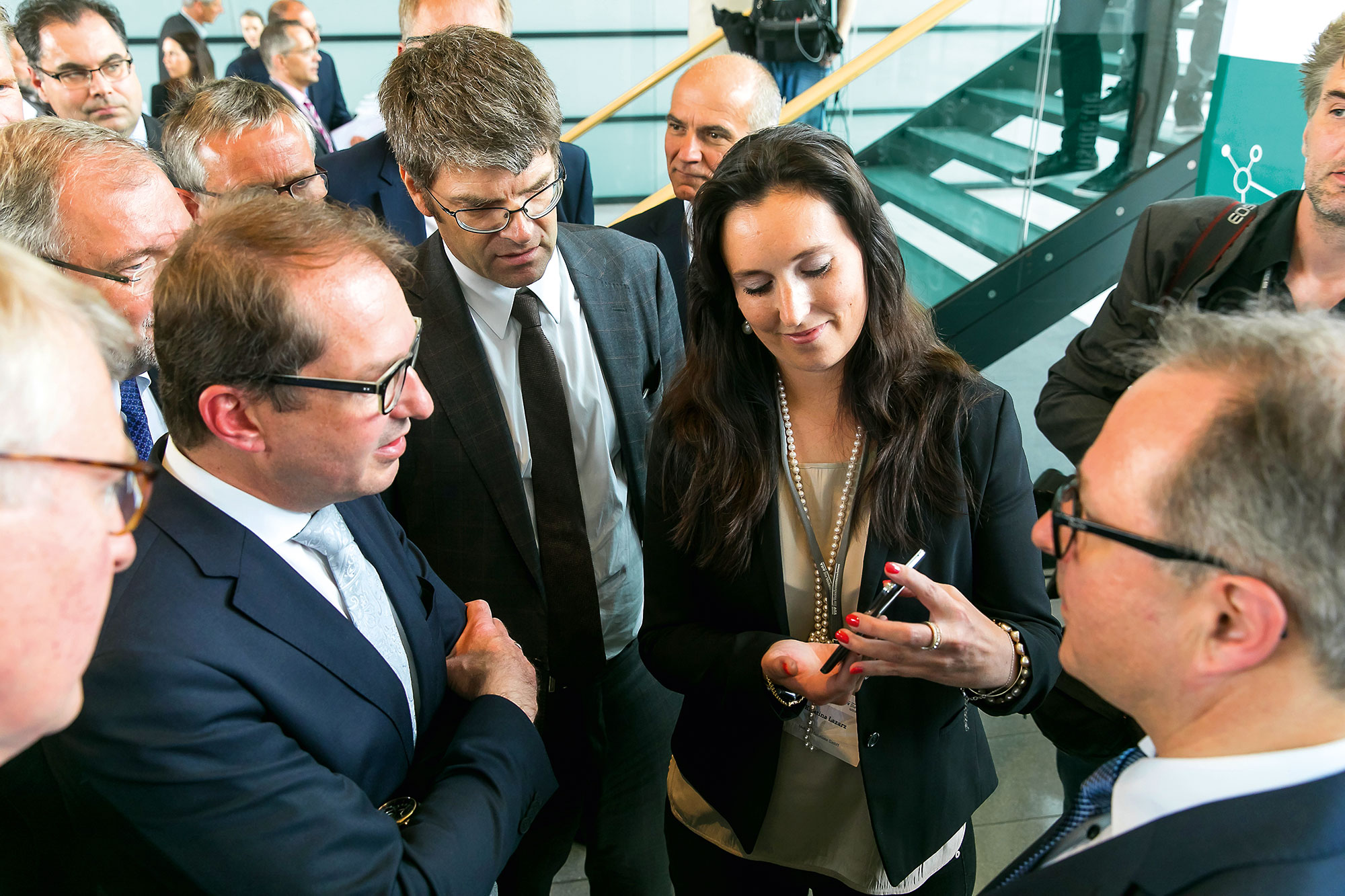 Alexander Dobrindt informierte sich am Stand von „Mobility inside“ über die intermodale Plattform ...